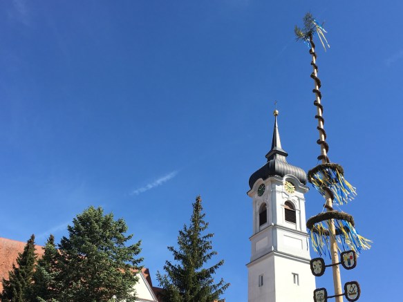 Dorfkirche mit Maibaum: Bäck to the roots in Ummendorf.