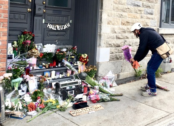 Heute um die Mittagszeit: Trauer vor Cohens Haus in Montreal. © Foto: Bopp